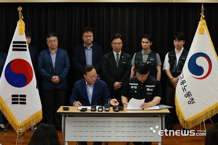 [포토] 잠정 합의안 서명하는 삼성전자 노사