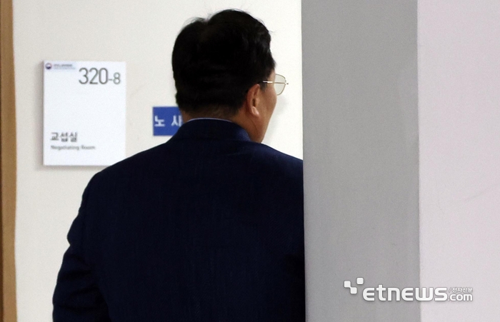여명구 사측 대표교섭위원이 회의장으로 향하는 모습