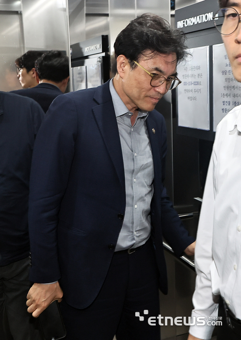 [포토] 삼성전자 노사교섭 현장 들어가는 권창준 고용노동부 차관