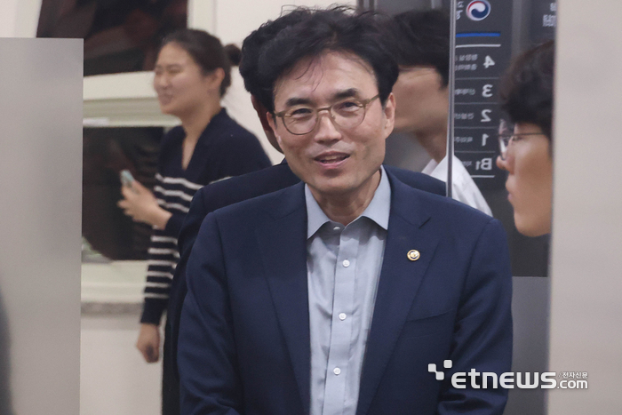 [포토] 삼성전자 노사교섭 현장 들어가는 권창준 고용노동부 차관