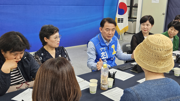 최현덕 더불어민주당 남양주시장 후보가 대한간호조무사협회 남양주지회 임원진과 만나 지역 의료 현장의 애로사항을 청취했다.(사진=최현덕 후보 캠프 제공)