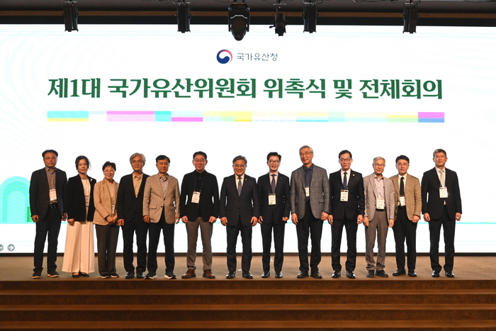 이정구 국립광주과학관장(오른쪽 네 번째)이 15일 열린 제1대 국가유산위원회 위촉식에서 허민 국가유산청장(가운데) 및 분과위원장단과 기념촬영을 하고 있다.(사진-국가유산청 제공)