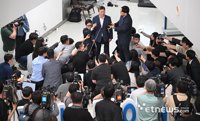 삼성전자 노사의 정부 사후조정 절차에서도 끝내 합의에 이르지 못하고 결렬됐다. 박수근 중앙노동위원장이 20일 정부세종청사 중앙노동위원회에서 열린 2차 사후조정 3일차 회의 종료 후 취재진의 질문에 답하고 있다. 세종=이동근기자 foto@etnews.com