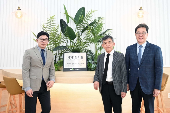 KIMS 2025년 세계 1등 기술에 선정된 '가스터빈용 950℃ 이상급 타이타늄 알루미나이드(TiAl) 소재 기술'을 개발한 (왼쪽부터)김성웅 책임연구원, 나영상 극한재료연구소장, 김승언 책임연구원.