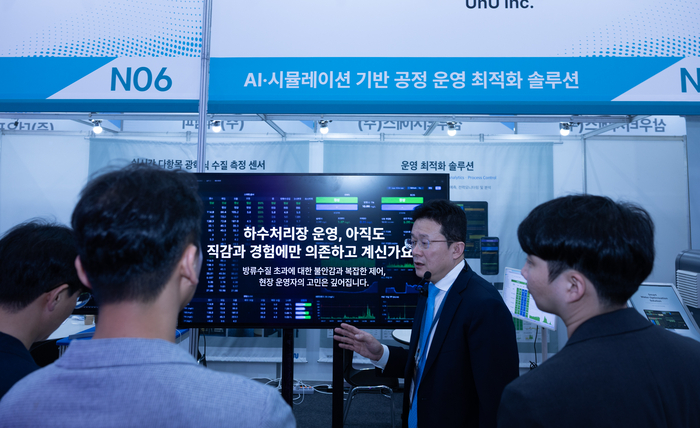 유광태 유앤유 대표가 20일 서울 강남구 코엑스에서 개막한 '제47회 국제환경산업기술&그린에너지전(ENVEX 2026)' 전시장에서 인공지능(AI)·시뮬레이션 기반 공정 운영 최적화 솔루션을 설명하고 있다. 사진 출처 : 한국환경보전원.