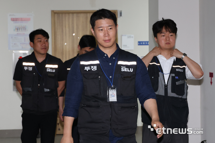 [포토] 회의장 나서는 삼성 노조