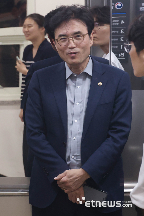 [포토] 삼성전자 노사교섭 현장 들어가는 권창준 고용노동부 차관