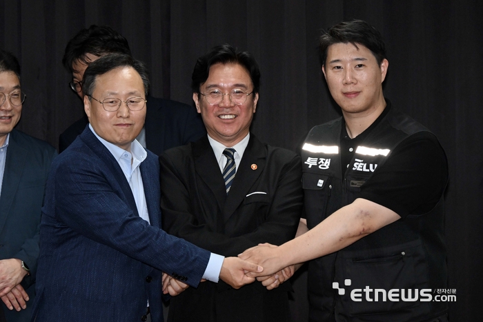 20일 경기도 수원시 장안구 경기고용노동청에서 열린 삼성전자 임금협상을 마친 후 여명구 삼성전자 DS(디바이스솔루션·반도체 사업 담당) 피플팀장과 최승호 삼성그룹 초기업노동조합 삼성전자지부 위원장이 잠정 합의안에 서명한 후 김영훈 고용노동부 장관과 기념촬영을 하고 있다. 연합뉴스