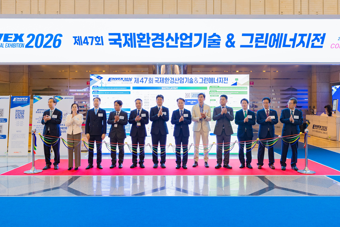 20일 서울 강남구 코엑스에서 열린 '제47회 국제환경산업기술&그린에너지전(ENVEX 2026)' 개막식에서 주요 참석자들이 박수를 치고 있다. 사진 출처 : 한국환경보전원