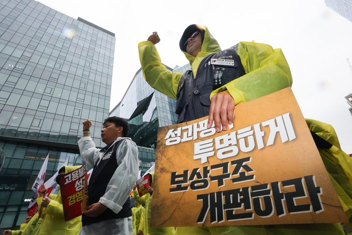 전국화학섬유식품산업노동조합 카카오지회(카카오 노조) 조합원들이 지난달 20일 경기도 성남시 판교역 광장에서 '2026 임단협 승리 결의대회'를 열고 구호를 외치고 있다. 〈자료 연합뉴스〉