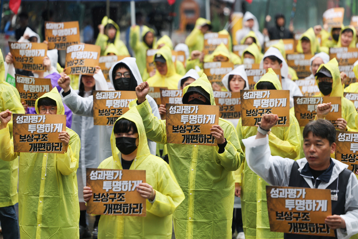 전국화학섬유식품산업노동조합 카카오지회(카카오 노조) 조합원들이 20일 경기도 성남시 판교역 광장에서 '2026 임단협 승리 결의대회'를 열고 있다. 〈자료 연합뉴스〉
