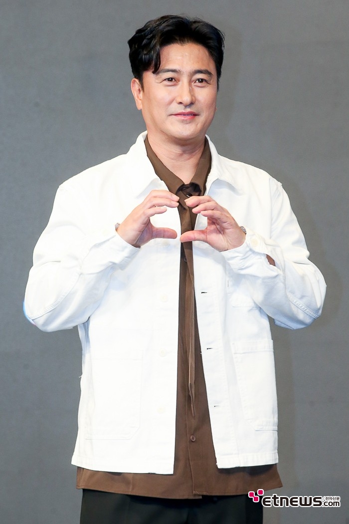 [ET포토] 안정환, '수줍은 하트'