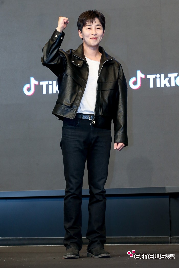 [ET포토] 딘딘, '월드컵 선전을 기원'
