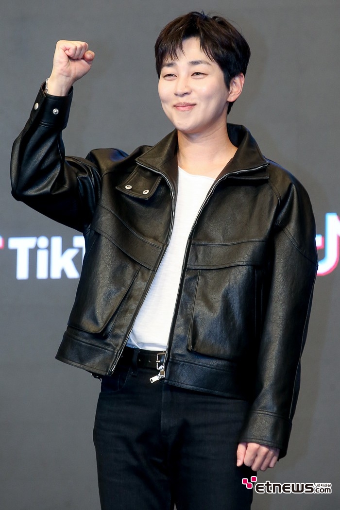 [ET포토] 딘딘, '웃음 머금고'