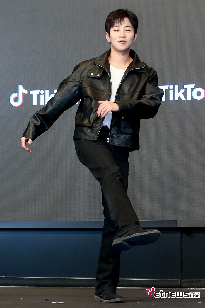 [ET포토] 딘딘, '파워풀'