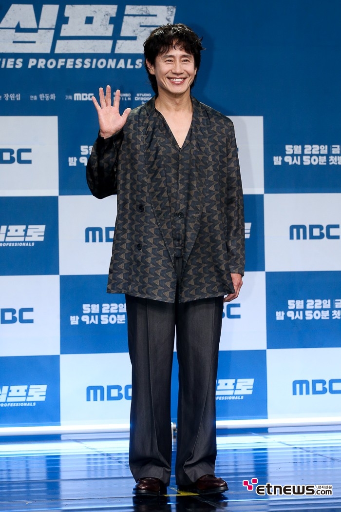 [ET포토] 신하균, '전직은 끝내주던 국정원 요원~현재는'