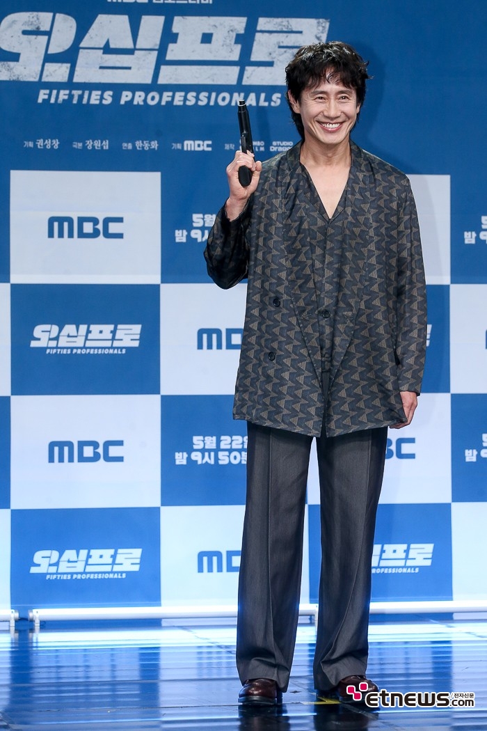 [ET포토] 신하균, '권총을 든 연기 장인'