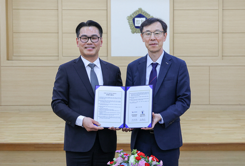 20일 대구회생법원 신별관 대강당에서 정정훈 캠코 사장(오른쪽)이 심현욱 대구회생법원장과 업무협약 체결 기념촬영을 하고 있다.(사진=캠코)