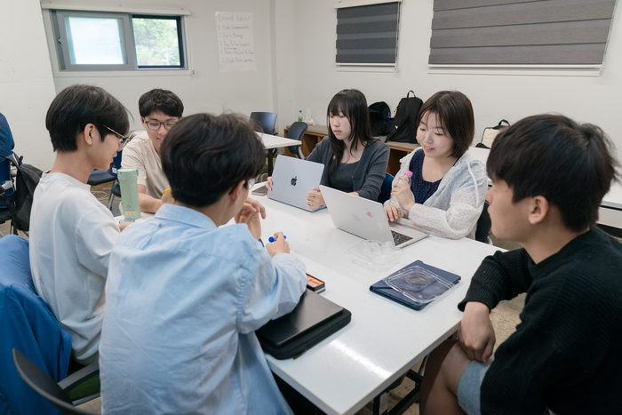 지난 19일 찾은 서울 성북구 대안교육기관 거꾸로캠퍼스에서 학생들이 공부하고 있다.