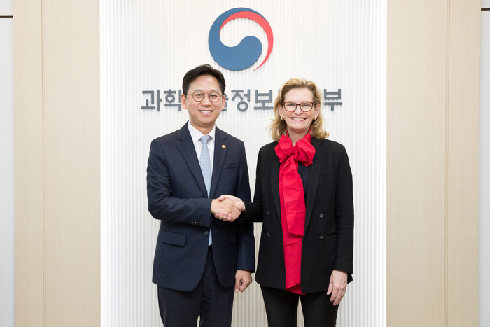배경훈 부총리 겸 과학기술정보통신부 장관(왼쪽)이 21일 오후 서울 종로구 정부서울청사에서 보그단-마틴 국제전기통신연합(ITU) 사무총장과 기념촬영을 하고 있다.