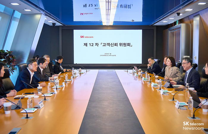 고객신뢰위원회 정기간담회에 참석한 정재헌 SK텔레콤 대표와 안완기 위원장