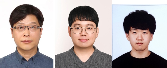 (왼쪽부터) 한욱신 교수, 통합과정 이태성·하재현 씨