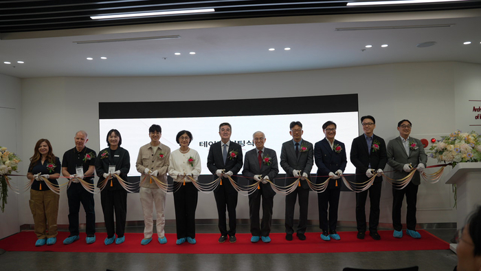 지난 14일 열린 인바디 창립 30주년 인바디 히스토리움 개관식에서 기업 주요 인사들이 테이프 커팅식을 하고 있다. (사진 왼쪽부터) UAE 파트너 스펙 브라이트 그룹의 마니아, 브라질 파트너사 오토보니(Ottoboni Ltda.)의 마르시오 오토보니 피뉴, 인바디헬스케어 박하진 대표, 인바디 차인준 부사장, 원광대 식품영양학과 손정민 교수, 인바디 차기철 대표, 인바디 박영필 상근고문, 인바디 김현채 상무, 인바디 대전·폴란드 이용배 지사장, 인바디 미국법인 윤학희 법인장, 인바디 일본법인 신기권 법인장.