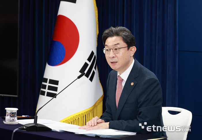 이억원 금융위원장이 21일 오전 서울 종로구 정부서울청사에서 개최한 출입기자단 간담회에서 국민주권정부 출범 1주년 계기 '금융분야 10대 핵심성과'를 발표했다. [사진= 금융위원장 제공]