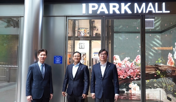 아이파크몰 용산점 '건물 에너지·공기질 안심건물' 인증 현판식에 문현준 단국대 교수(좌), 박종민 HDC랩스 상무(가운데), 이춘성 아이파크몰 경영지원본부장(우)이 기념 사진 촬영을 하고 있다. 사진=HDC랩스
