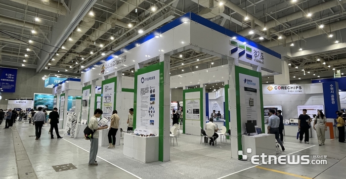 경기도가 8월 수원시와 공동으로 주최하는 '2026 차세대 반도체 패키징 산업전(ASPS)'을 개최한다. 사진은 지난해 ASPS 모습.