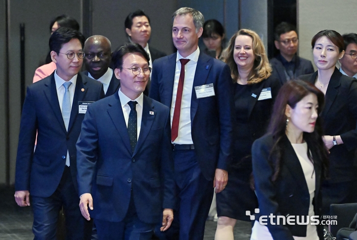 [포토] 글로벌 AI 허브 비전 선포식 참석하는 김민석 총리