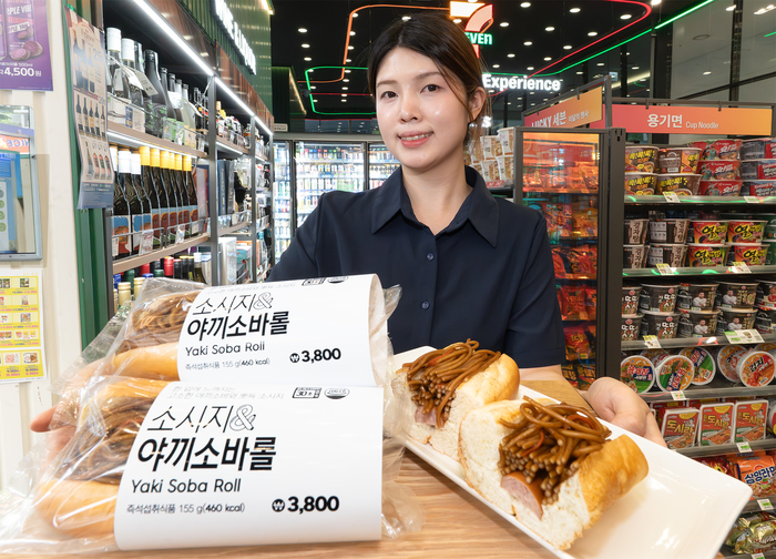 세븐일레븐은 일본 편의점 대표 메뉴인 야끼소바빵을 재해석한 '소시지&야끼소바롤'을 출시했다고 21일 밝혔다.