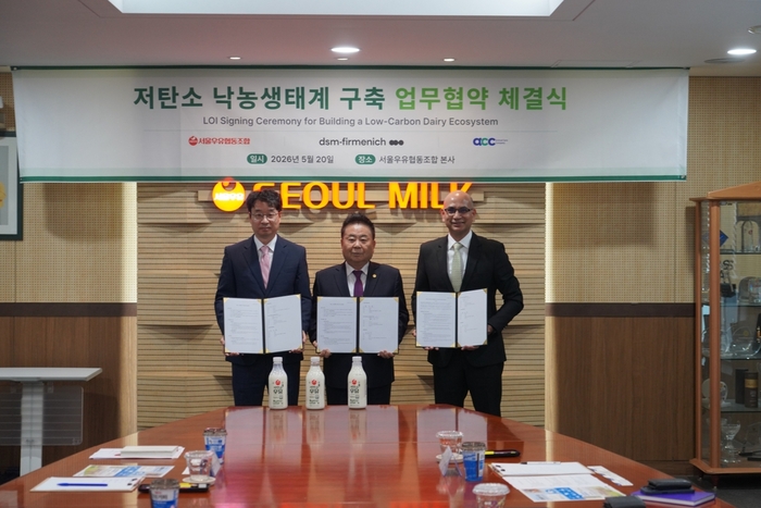 지난 20일 서울우유 본조합에서 열린 '저탄소 낙농 생태계 구축을 위한 3자 업무협약(LOI)' 체결식에서 (왼쪽부터) 정성우 에이씨씨 대표이사, 문진섭 서울우유협동조합장, 산제이 제인 디에스엠퍼메니쉬 부사장이 기념사진을 촬영하고 있다.