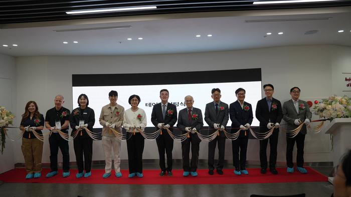 14일 인바디 천안공장에서 열린 기업 역사관 '인바디 히스토리움' 개관식에서 (왼쪽 세 번째부터)박하진 인바디헬스케어 대표, 차인준 인바디 부사장, 손정민 원광대 식품영양학과 교수, 차기철 인바디 대표, 박영필 인바디 상근고문, 김현채 인바디 상무, 이용배 인바디 대전·폴란드 지사장, 윤학희 인바디 미국법인장, 신기권 인바디 일본법인장 등이 기념촬영했다.(사진=인바디)