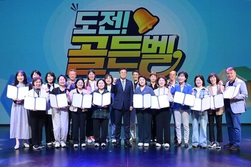 20일 서울 삼성 가빈아트홀에서 시니어 강사 양성 교육을 수료한 시니어 강사들이 박진우 은행연합회 상무(가운데)와 기념촬영을 하고 있다.(사진=은행연합회)