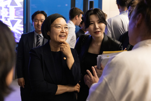 한성숙 중소벤처기업부 장관이 20일 서울특별시 마포구 스타트업벤처 캠퍼스 서울(SVC Seoul)에서 열린 'APEC 스타트업 얼라이언스(APEC Startup Alliance, 이하 ASTAA) 출범식'에서 참석자들과 네트워킹을 하고 있다.