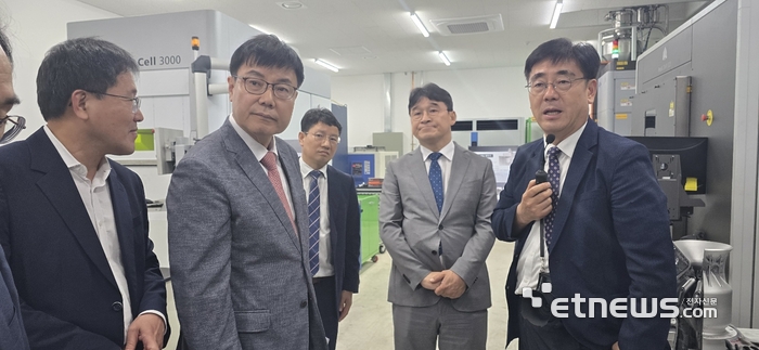 협약식 참석자들이 대구 달서구 소재 AI 기반 공정혁신시뮬레이션센터 내부 시설을 둘러보고 있다.