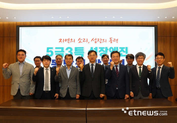 전윤종 산기원 원장(왼쪽 4번째)을 비롯한 간담회 참석자들이 기념촬영 사진을 찍고 있다. 산기원 제공