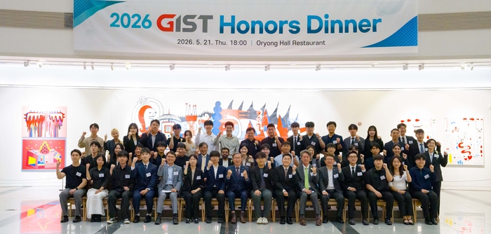21일 GIST 오룡관에서 개최된 '지스트 아너스 디너'에서 참석자들이 기념 촬영을 하고 있다.