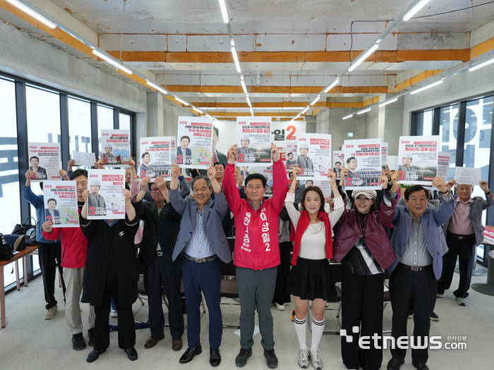 이상일 국민의힘 용인시장 후보가 21일 수지구 로얄스포츠센터 앞에서 공식 출정식을 열고 기념 촬영했다.
