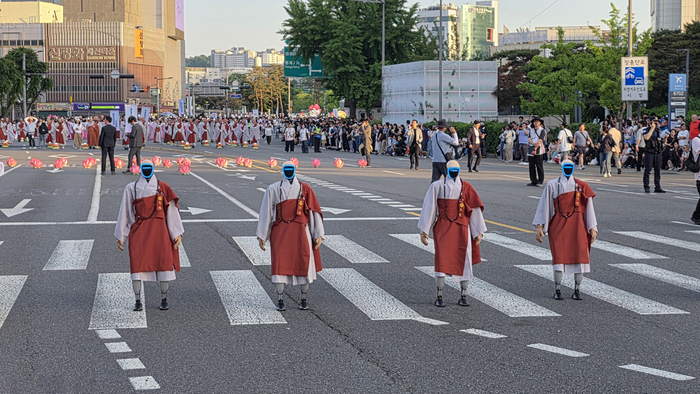 로봇 스님 연등행렬. 사진=로아스 제공
