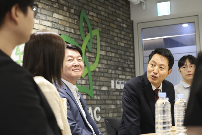 오세훈 국민의힘 서울시장 후보가 안철수 의원과 함께 18일 서울 영등포구 청년취업사관학교에서 청년들을 만나 간담회를 갖고 있다. (오세훈 캠프 제공)