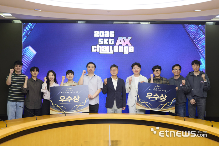 SKT AX 챌린지에서 선정된 우수 4팀이 정재헌 SKT CEO와 기념 사진을 촬영했다.