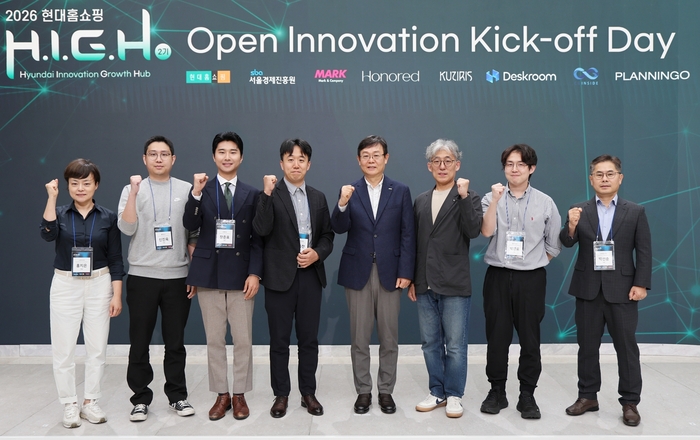 22일 오전, 서울 강동구 천호동 현대홈쇼핑 본사에서 진행된 '2026 현대홈쇼핑 H.I.G.H 오픈 이노베이션 킥오프 데이'에서 한광영 현대홈쇼핑 대표(왼쪽 다섯 번째)가 참석자들과 기념사진을 찍고 있다.