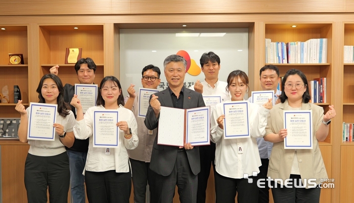 은민수 한국보건복지인재원장(오른쪽에서 다섯 번째)과 직원들이 실천 다짐서를 작성하고 기념 촬영했다.
