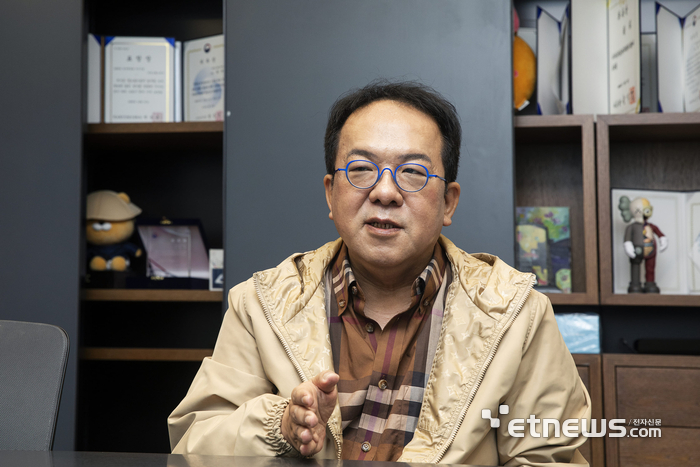 황희 카카오헬스케어 대표가 본지와의 인터뷰에서 발언하고 있다.