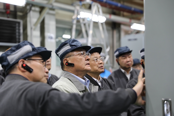 구자균 LS일렉트릭 회장이 청주사업장에서 UL인증 하이엔드 배전반 제품을 직접 확인하고 있는 모습. LS일렉트릭