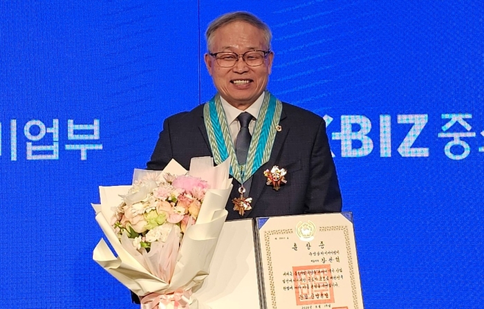 장관섭 영광와이케이엠씨 대표가 19일 '2026 대한민국 중소기업인대회'에서 반도체장비 산업 발전에 기여한 공로를 인정받아 '은탑산업훈장'을 받았다.