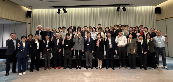 2026 부산 나노전기전자 국제표준 합동그룹회의 참석자들이 기념사진을 촬영하고 있다.