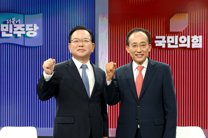 대구 수성구 TBC 스튜디오에서 열린 '제9회 전국동시지방선거 대구시장 후보자 초청 토론회'에서 더불어민주당 김부겸 후보(왼쪽)와 국민의힘 추경호 후보가 토론회 시작에 앞서 기념 촬영을 하고 있다. 연합뉴스